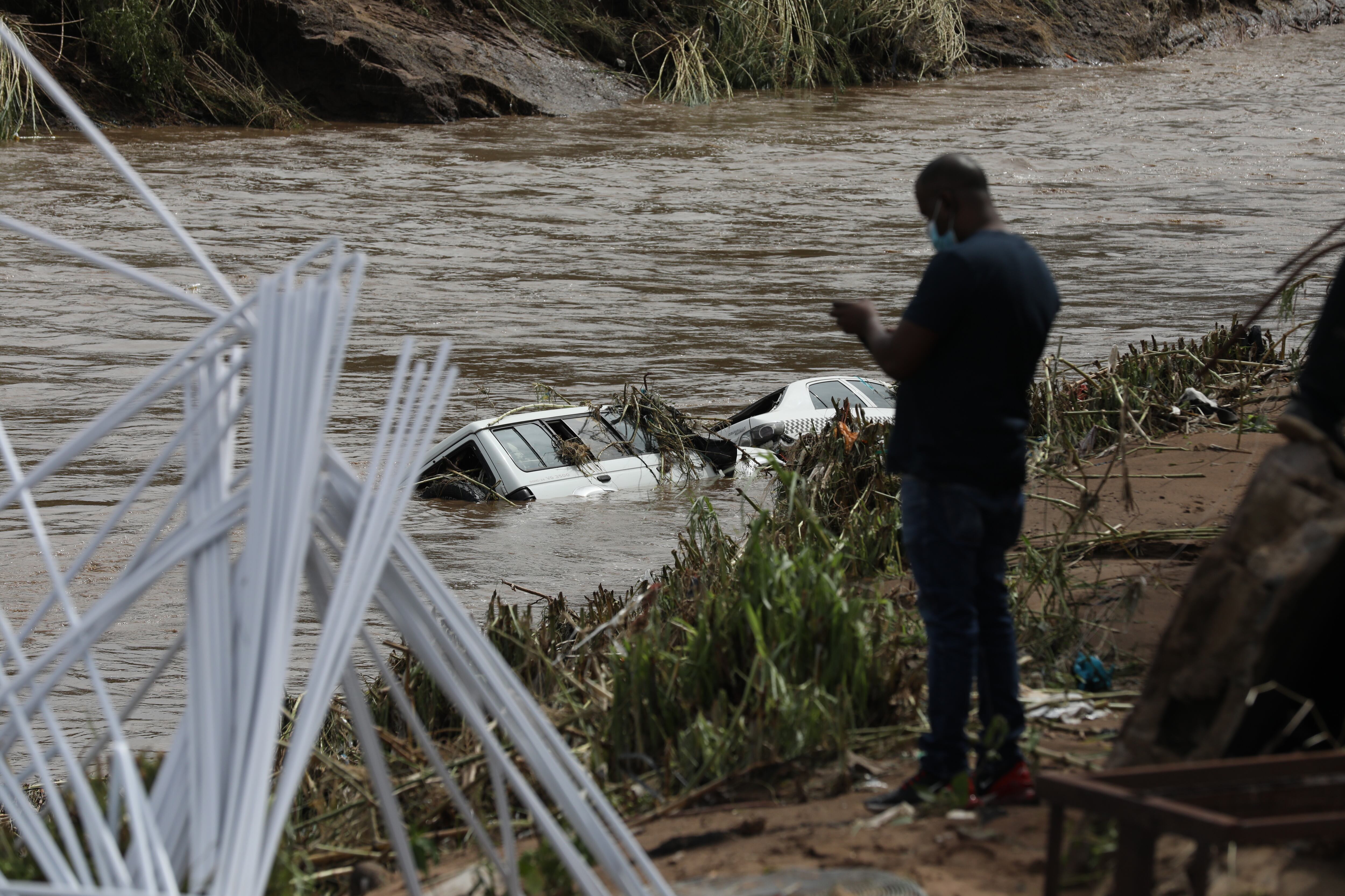 Durban (South Africa), 12/04/2022.- Two cars are submerged in flood waters near Durban, South Africa, 12 April 2022. At least 45 people have died as a result of heavy flooding in the Eastern Coastal area. Key roads in the area have been damaged and as mudslides destroyed houses. The South African National Defense Force have been called in to assist. (Sudáfrica) EFE/EPA/STR
