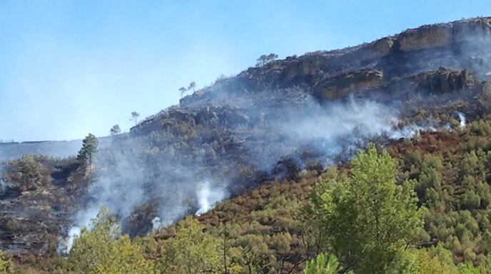 Labores de extinción en el incendio de Chulilla (Valencia).