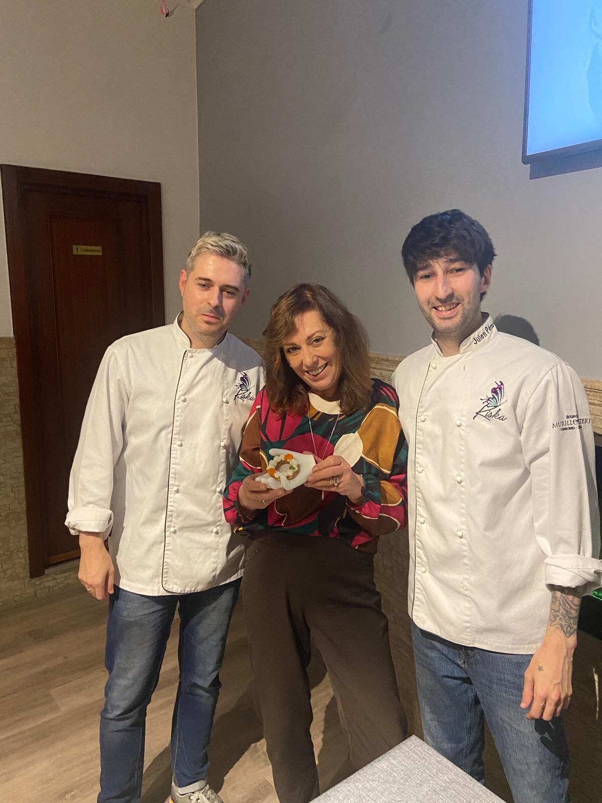 Mireia Alonso posa en el 'Kiska' de Ermua con los hermanos Pérez Cuadrado