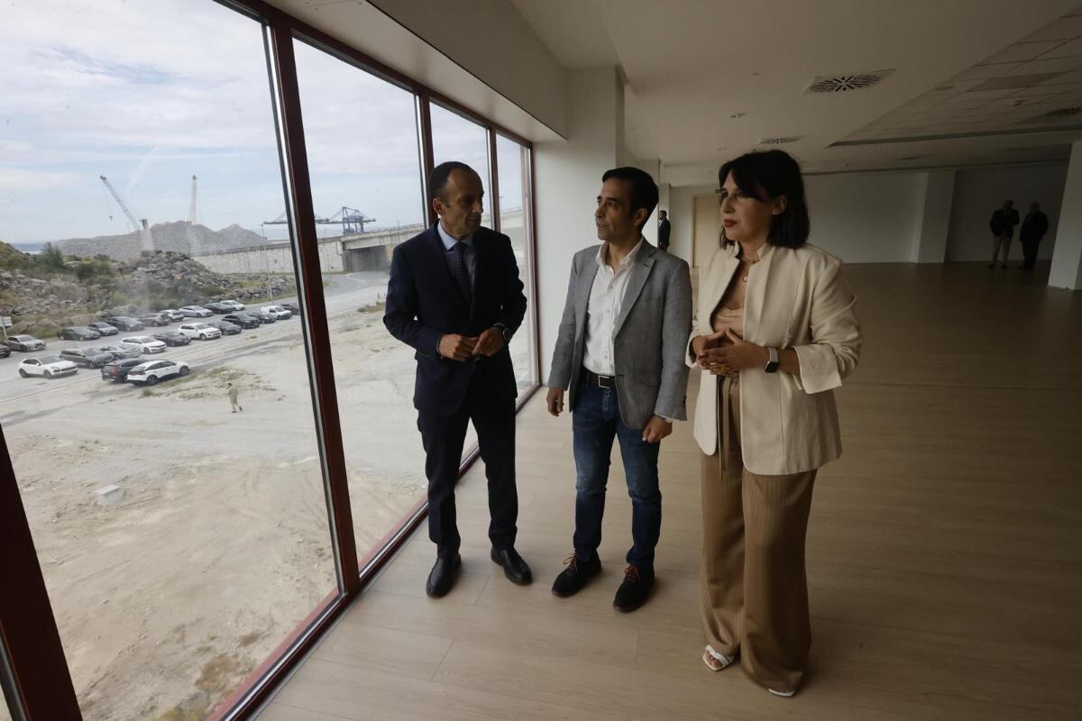 Francisco Barea, José Manuel Rey Varela y María Jesús Lorenzana, en la inauguración del edificio de usos múltiples del puerto exterior de Caneliñas (foto: Xunta de Galicia)