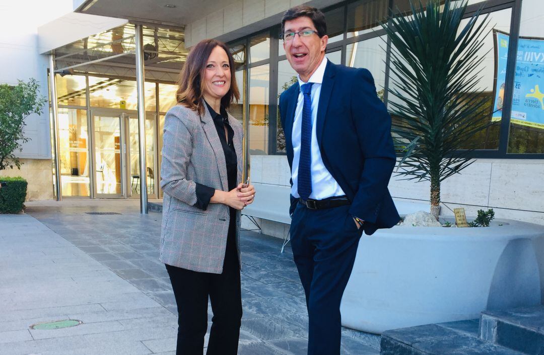 La delegada del Gobierno, Maribel Lozano, y el vicepresidente de la Junta, Juan Marín, en IFEJA.