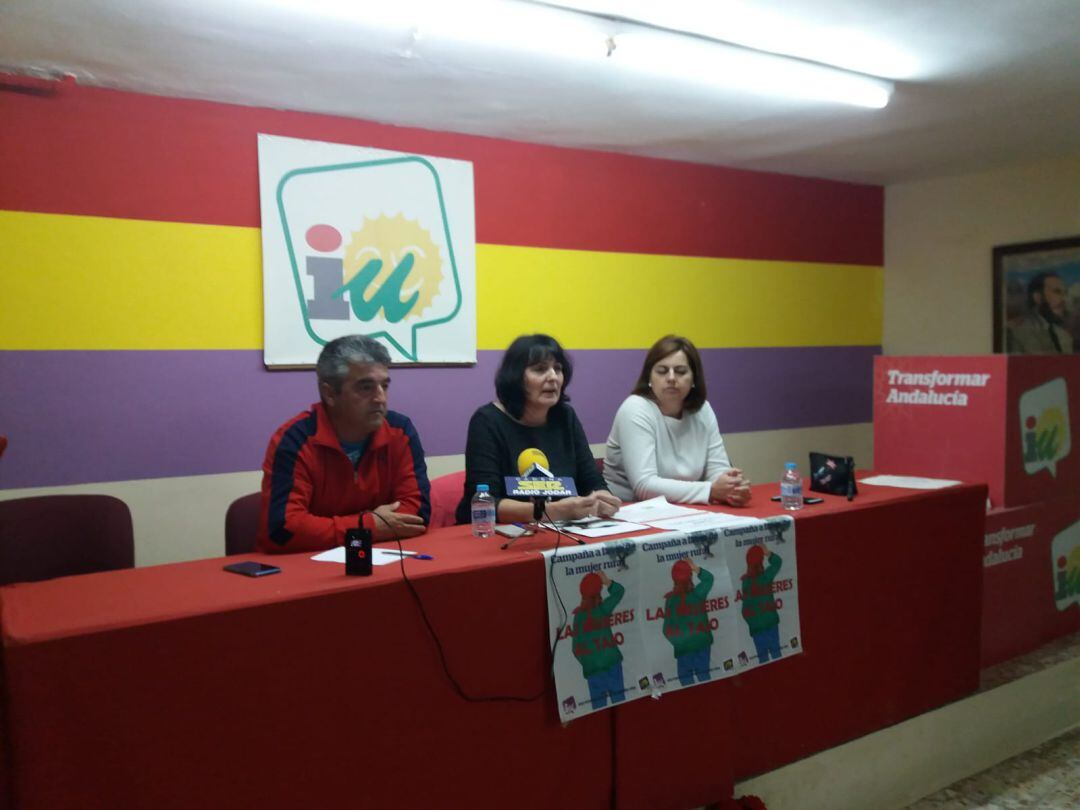 Momento de la rueda de prensa en la sede de Izquierda Unida