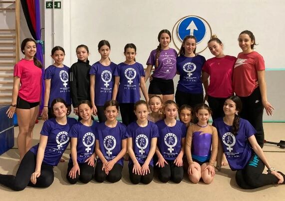 Varias de las atletas del Gimnasia Aranda mostrando su sensibilización con el 8M