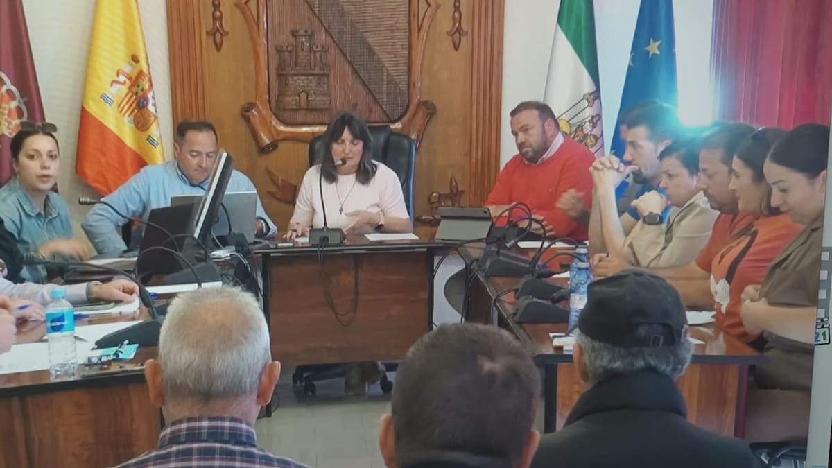 El pleno del Ayuntamiento de Jódar, con los votos de la oposición, en mayoría, (PSOE + No adscritas), aprueban dejar el sueldo de la alcaldesa y concejal de obras (IU + PP) en 1 euro