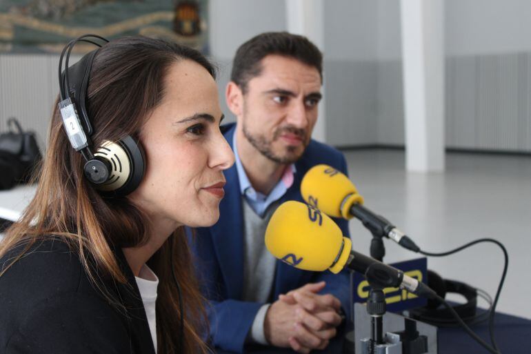 Laura García y Julián Lafuente, responsables de comunicación de la Media Maratón de Alicante y de la Fundación Trinidad Alfonso, respectivamente