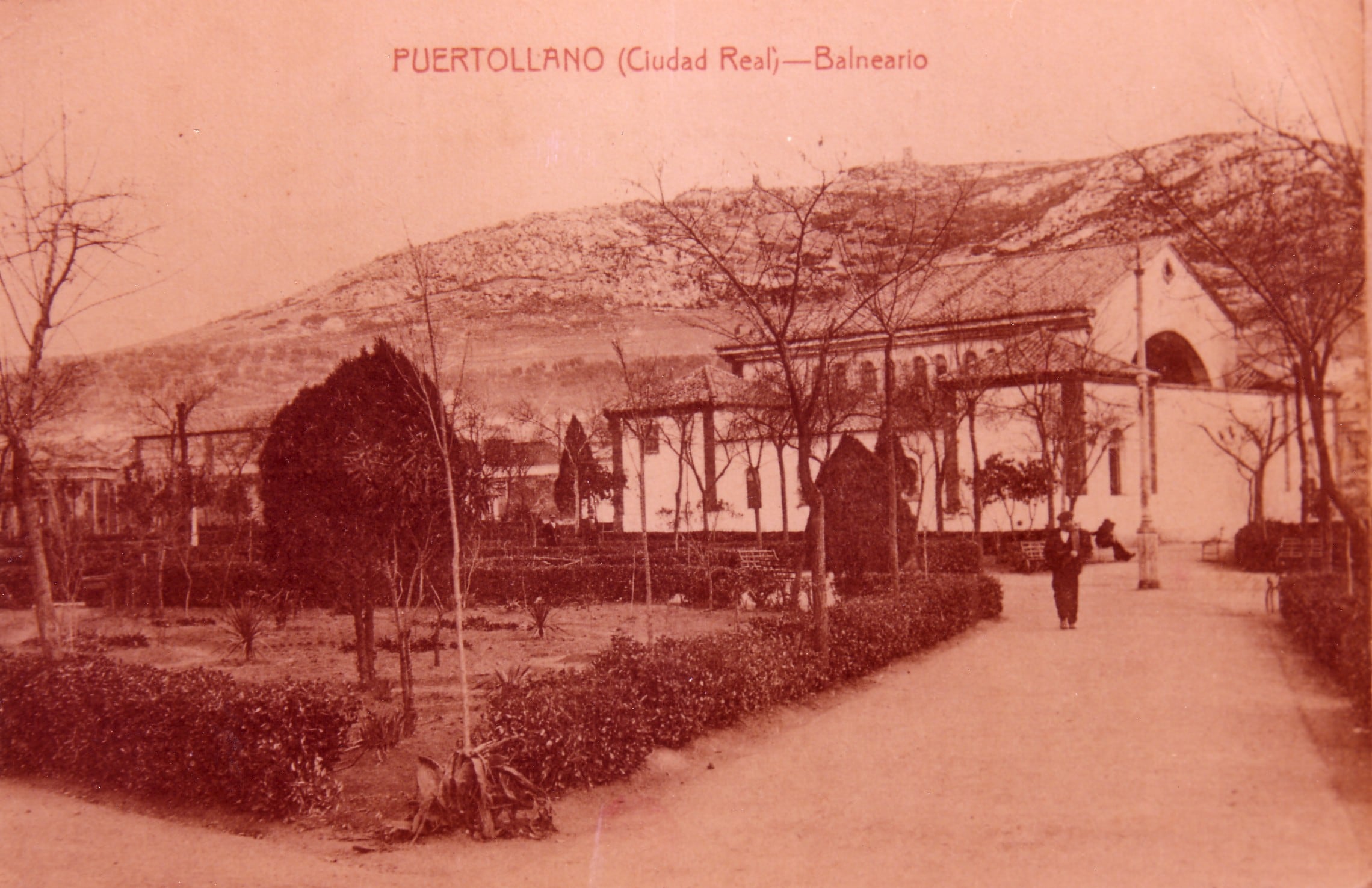 Balneario de Puertollano, con el Cerro de Santa Ana de fondo