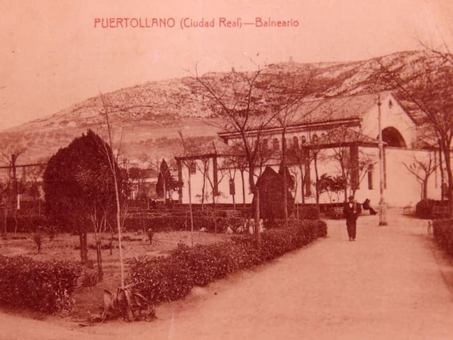 Balneario de Puertollano, con el Cerro de Santa Ana de fondo