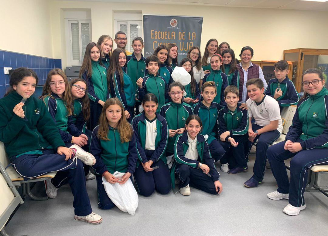 Alumnos del taller de Biología organizado por la UJA.