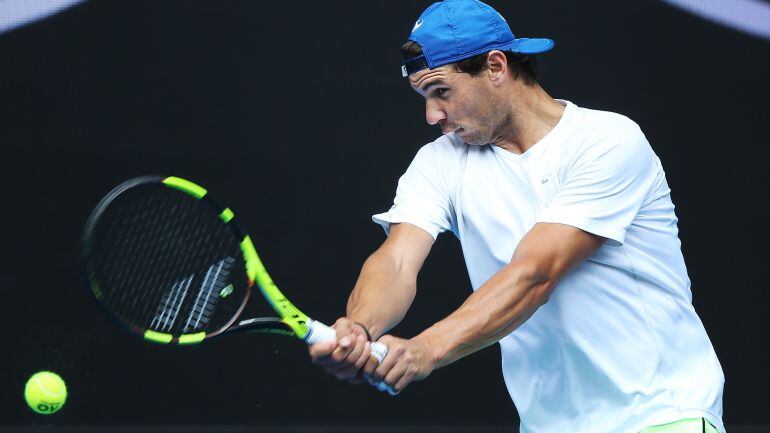 Nadal golpea un revés mientras entrena en Melbourne