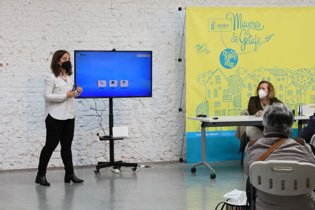 La alcaldesa, Sara Hernández, durante la presentación del dispositivo y el sistema que permitirá realizar estos ejercicios desde los hogares. En el acto también ha participado la concejala de Personas Mayores, Gema Cáceres.