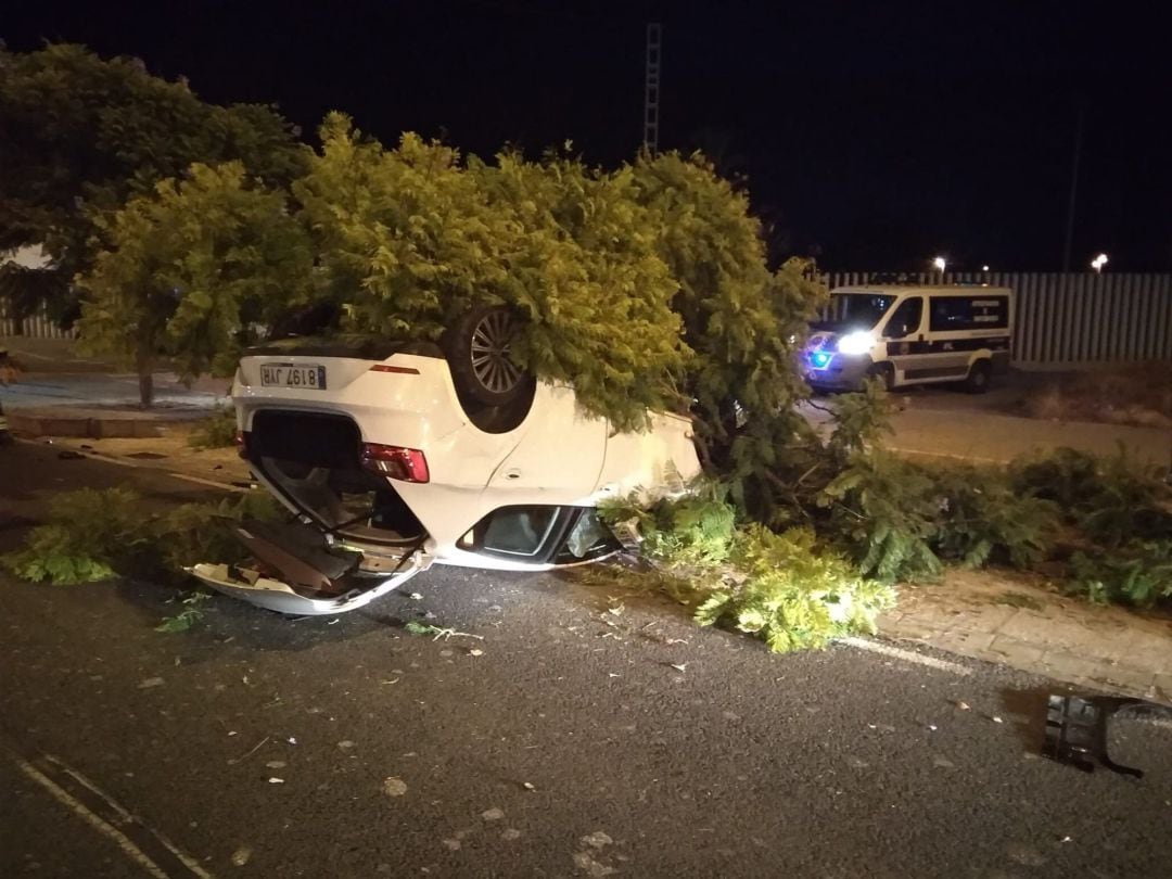 Imagen del vehículo volcado tras colisionar contra un árbol