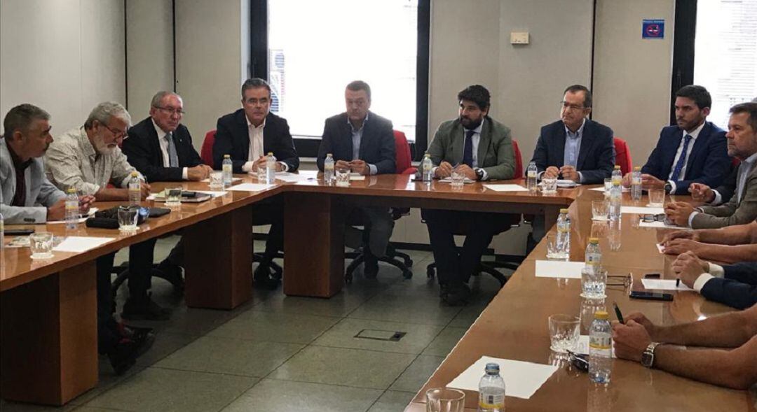 El presidente de Murcia, en el centro, junto a los miembros de la Mesa del Agua de Murcia