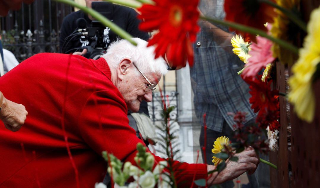 Un mujer participa en la ofrenda floral organizada por el Ayuntamiento de San Sebastián en memoria de las víctimas del franquismo.