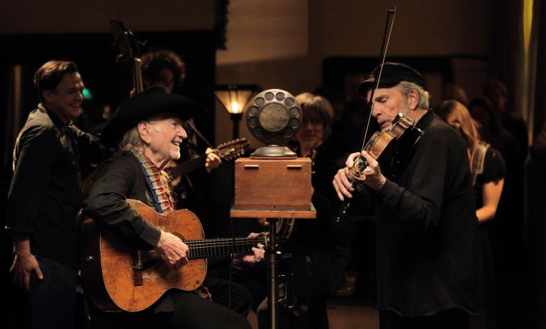 Una de las escenas de las actuaciones musicales de &#039;American Epic&#039; con Willie Nelson y el fallecido Merle Haggard