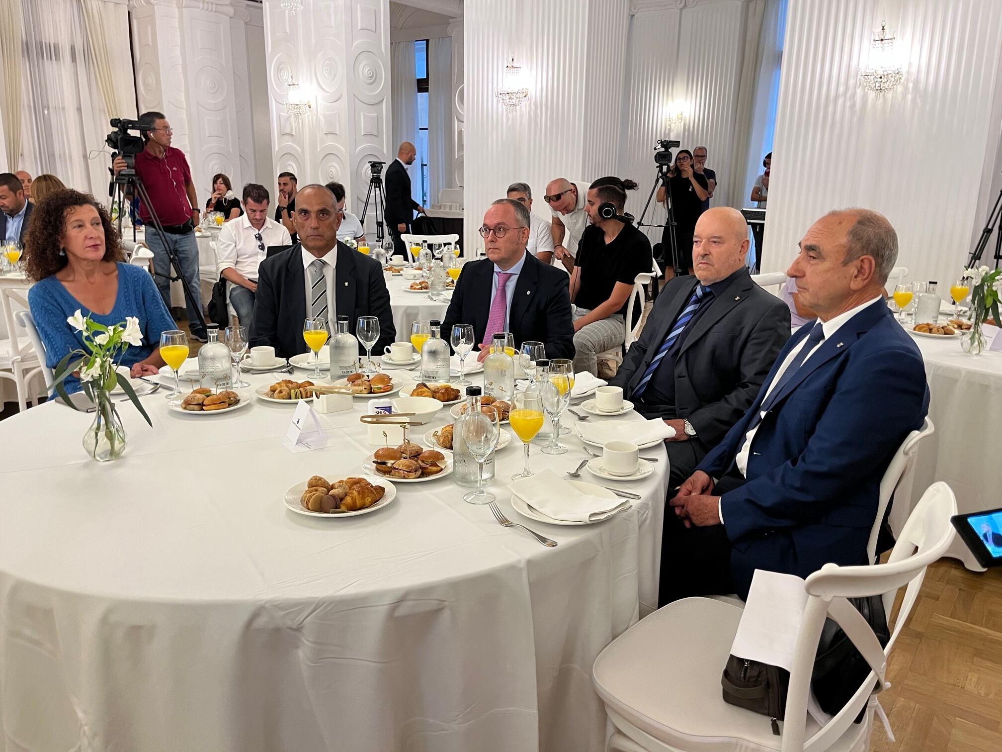 Miguel Concepción, junto al resto de su consejo de administración actual.