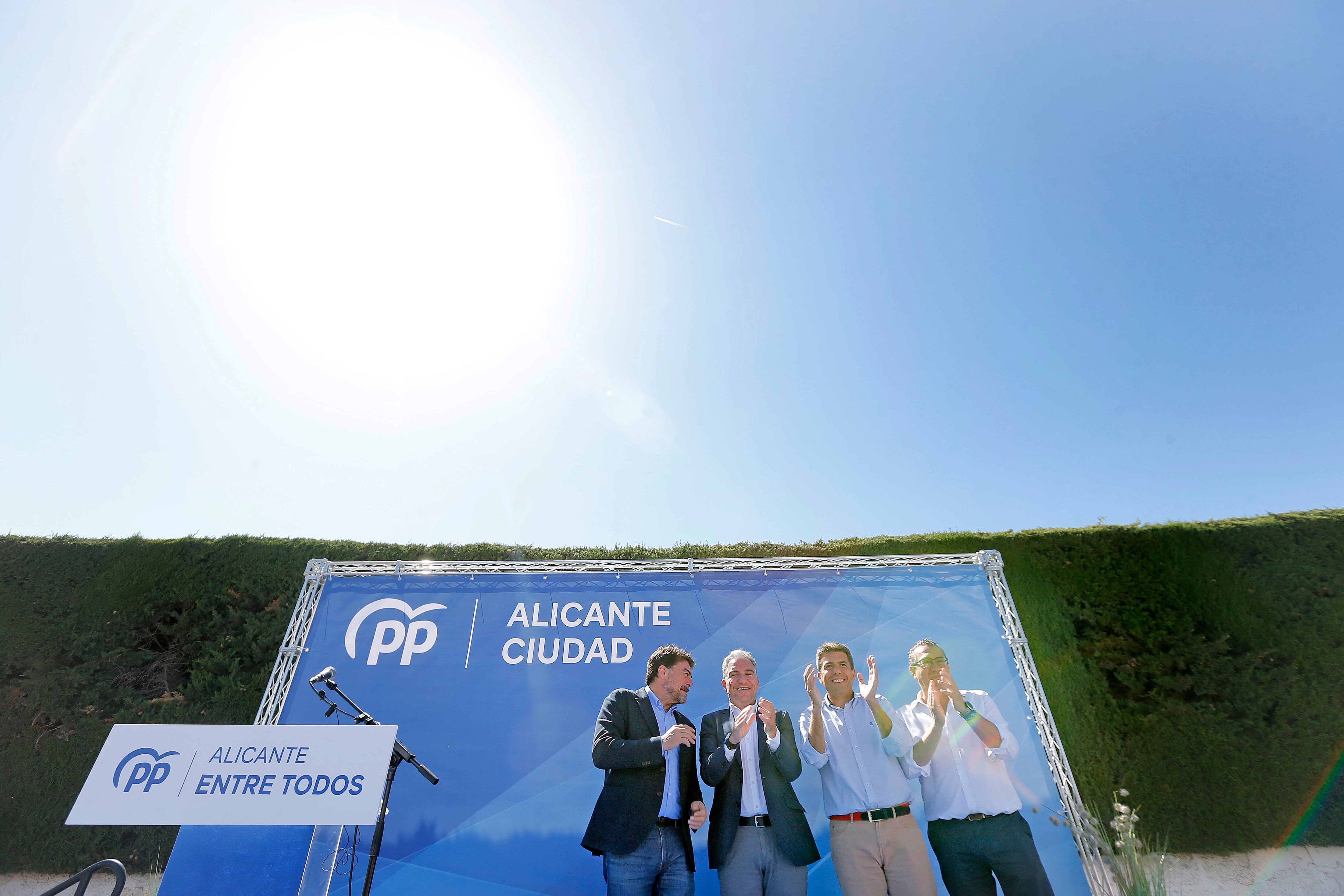 ALICANTE, 16/04/2023.- De izquierda a derecha, el candidato a alcalde de Alicante, Luis Barcala, el Coordinador nacional del PP, Elías Bendodo, el candidato del PP por la Comunidad Valenciana, Carlos Mazón y el Presidente del PP de la Provincia de Alicante, Antonio Pérez, durante un momento del mitin del PP de Alicante. EFE/Mannuel Lorenzo
