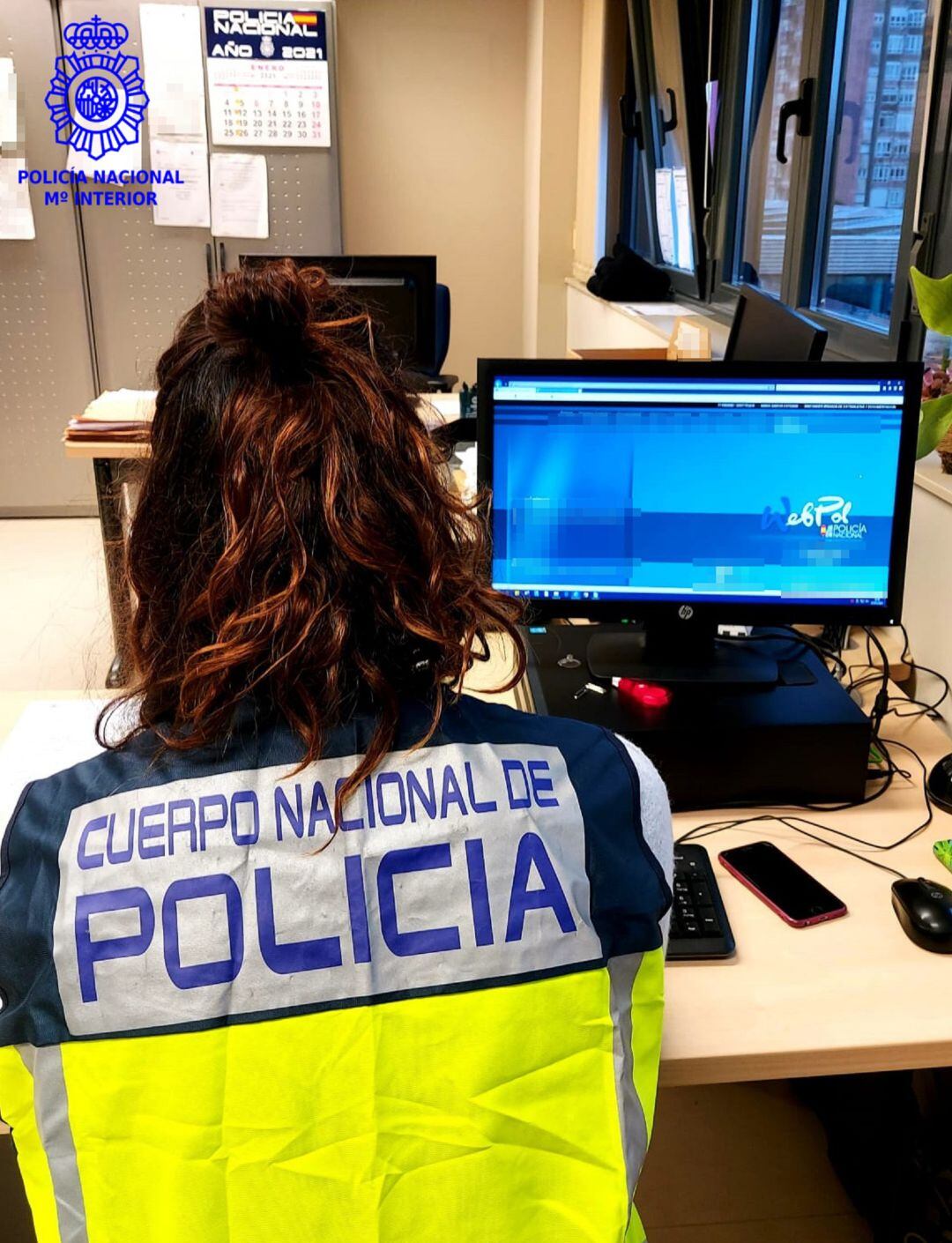 Una policía del Grupo de Delincuencia Económica y Tecnológica del CNP