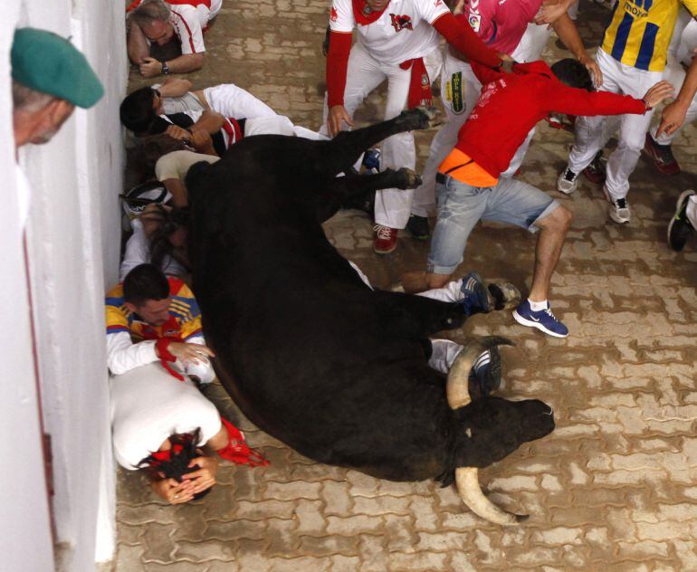 Uno de los toros de Jandilla se cae en el callejón de entrada al coso pamplonés