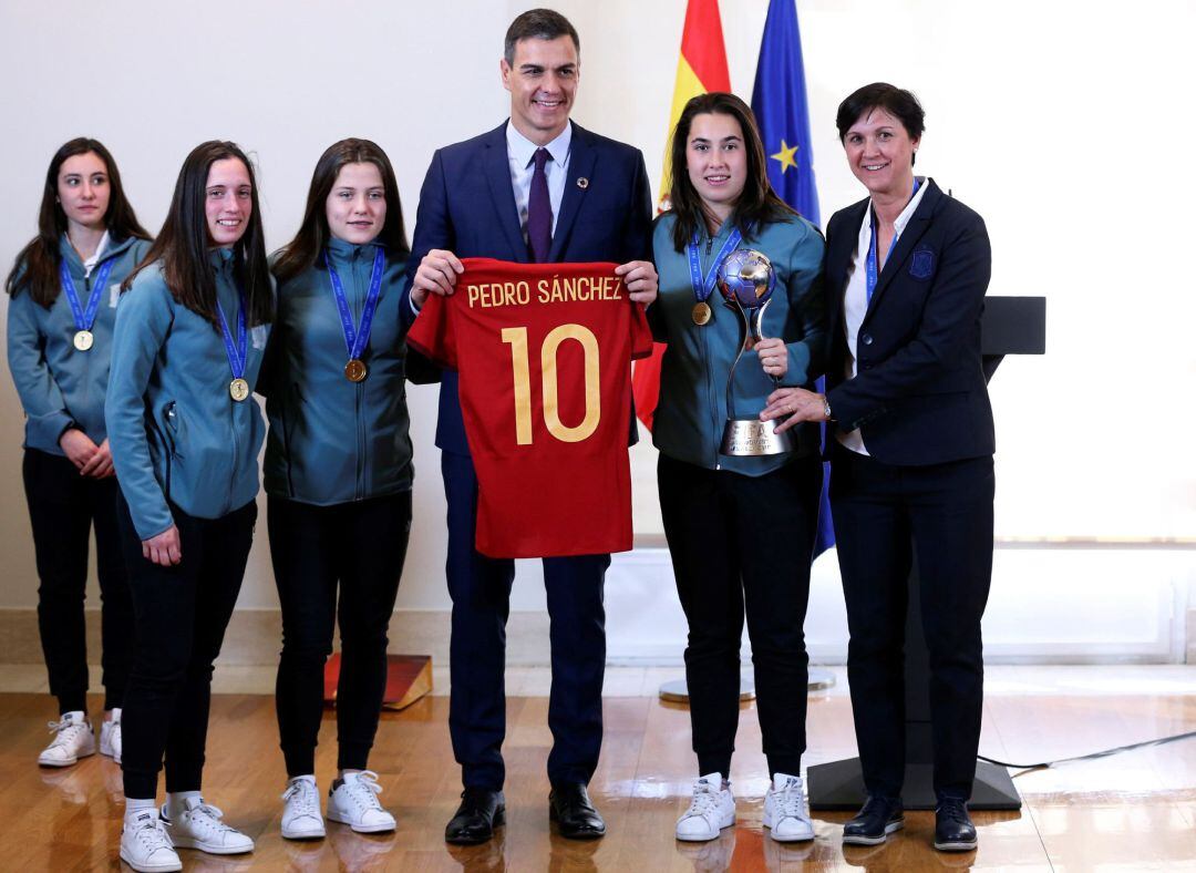 El presidente del Gobierno español, Pedro Sánchez , posa junto a la seleccionadora nacional sub-17, Toña Is, y las integrantes de la selección española femenina de fútbol sub-17.