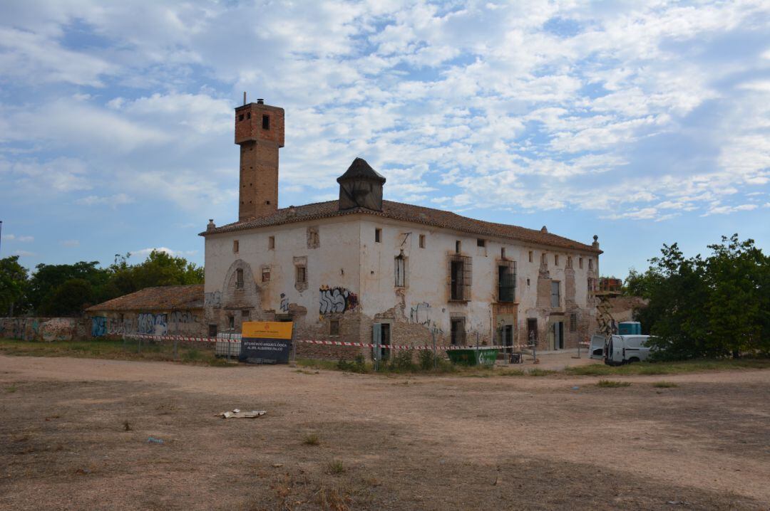 Los resultados obtenidos han permitido fijar un origen medieval de la alquería, conformada por dos edificios, constatar el crecimiento de los dos en las postrimerías del s. XVII y su transformación hasta la actualidad.