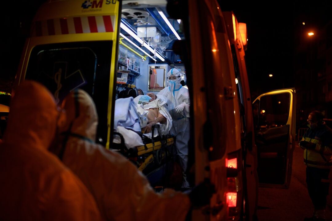 Personal del 112 traslada a un hombre con síntomas de coronavirus a un hospital en la Comunidad de Madrid