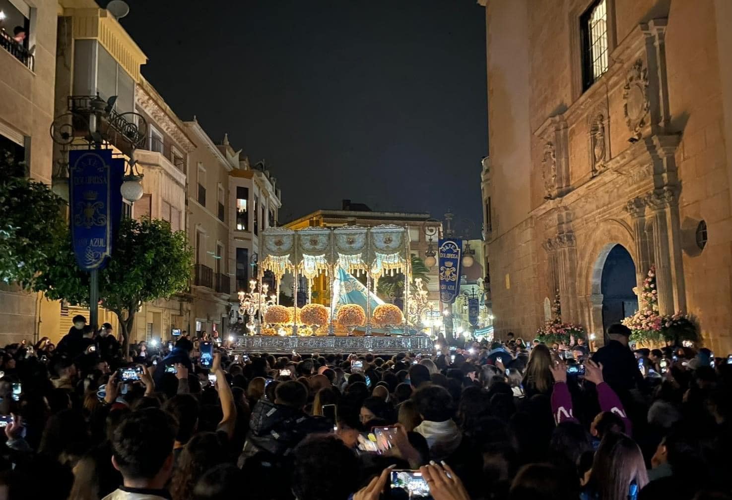 La Virgen de los Dolores, titular del Paso Azul, que esta medianoche ha sido la protagonista de la tradicional Serenata, en la que han participado miles de azules.