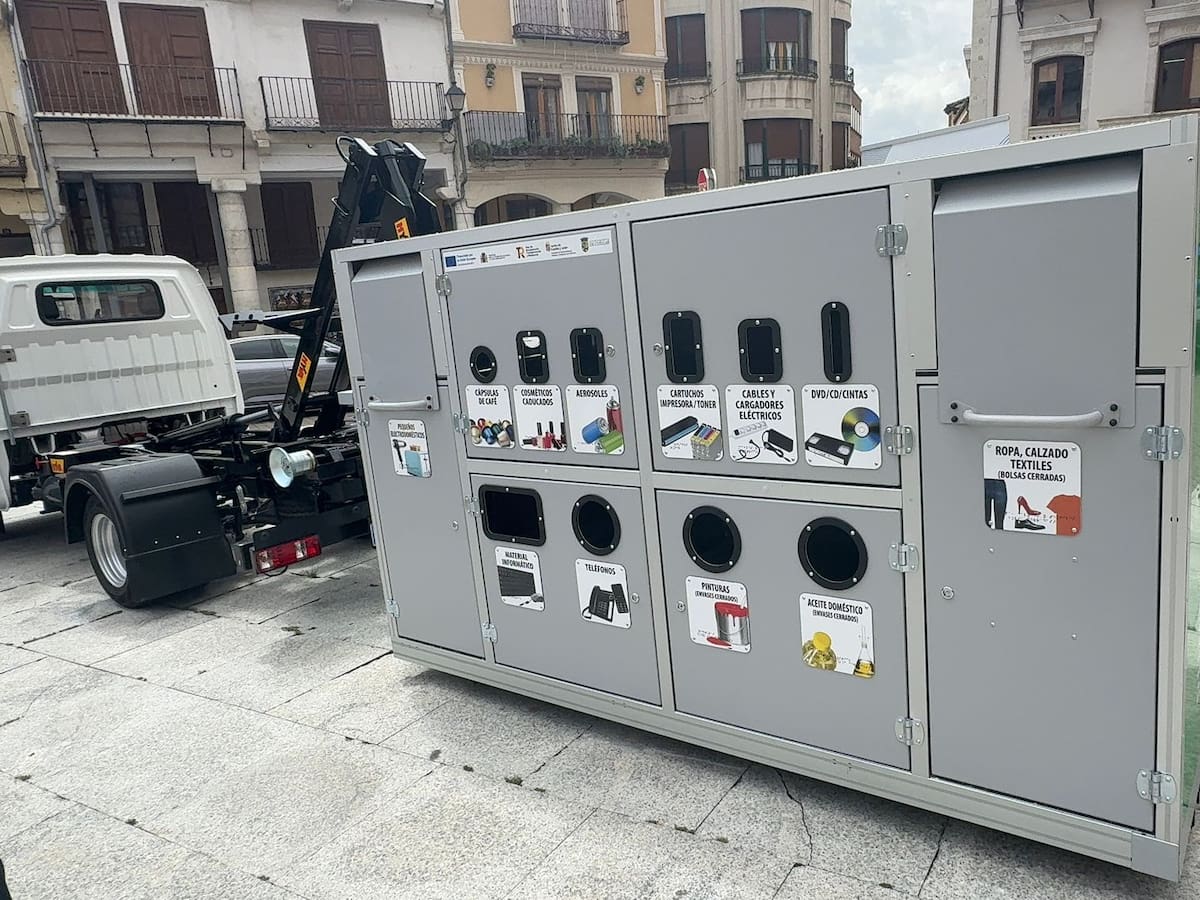 Cuéllar recibe un Punto Limpio Móvil para recoger 22 tipos de residuos distintos a pie de calle