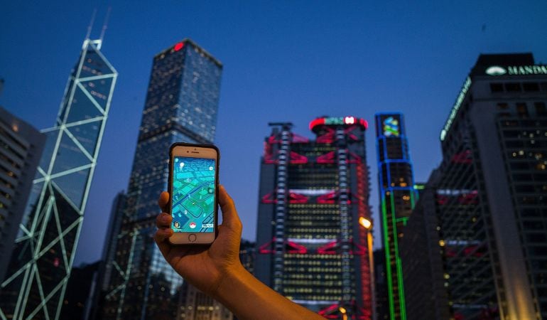 Un jugador de Pokémon Go, en Tsim Sha Tsui (Hong Kong).