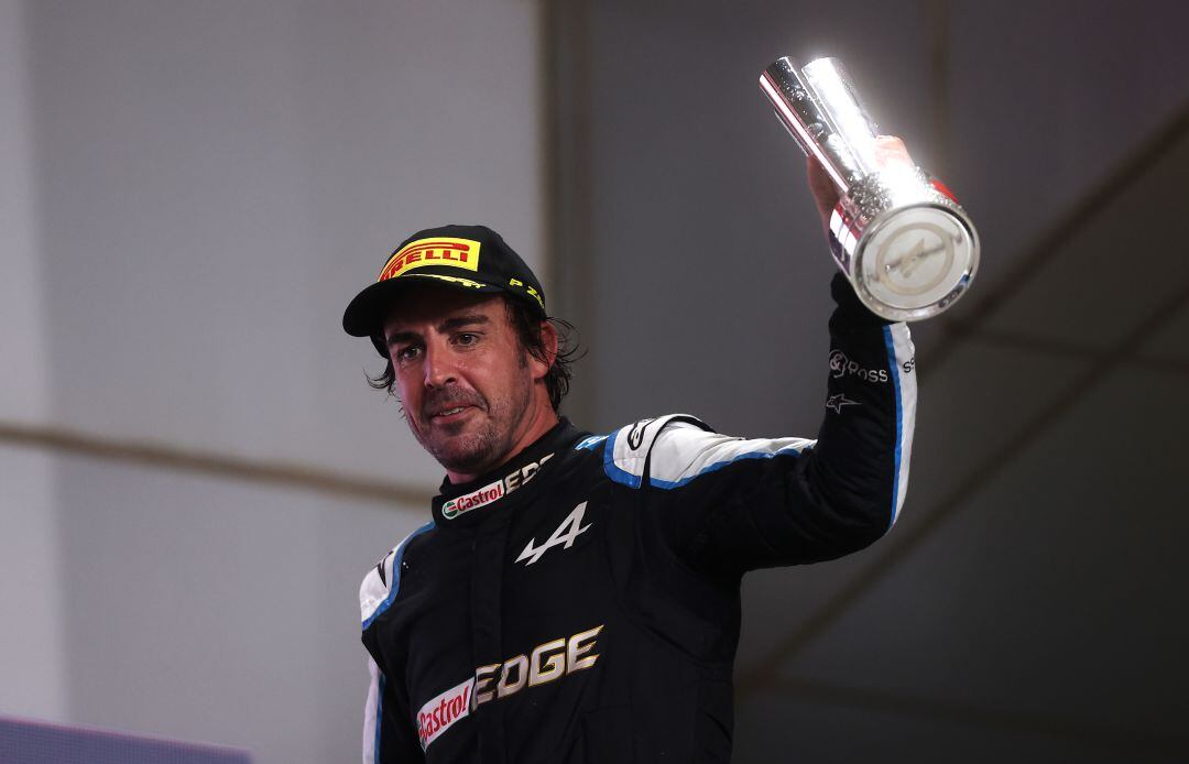 Fernando Alonso levanta el premio al terer puesto en el Gran Premio de Catar de Fórmula 1