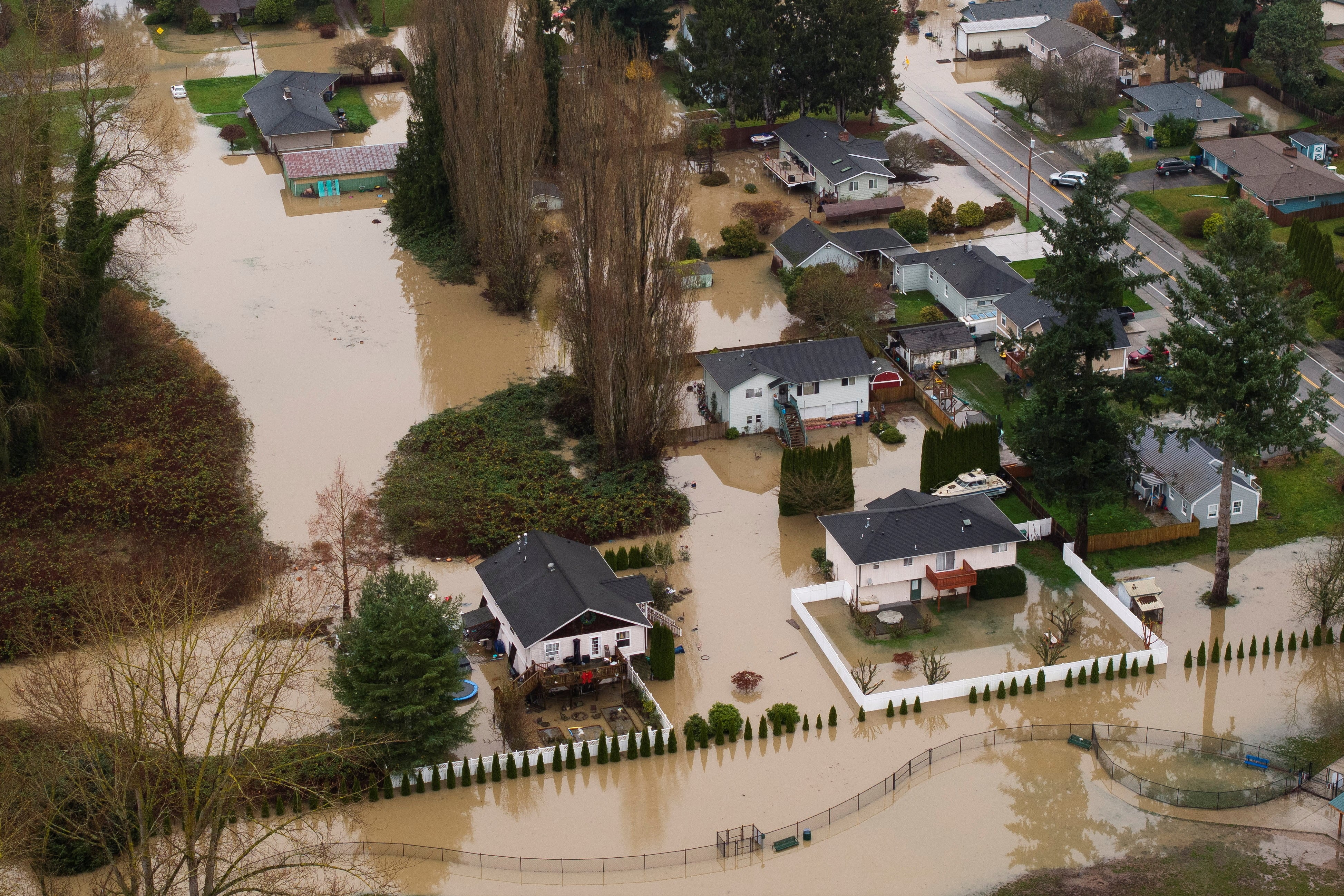Una vista desde un dron muestra un barrio inundado, mientras un río atmosférico trae lluvia e inundaciones al noroeste del Pacífico, en Burlington, Washington, EE. UU., el 12 de diciembre de 2025.