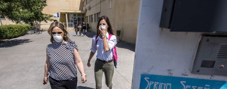 Vecinos de Seseña (Toledo) con máscaras protectoras