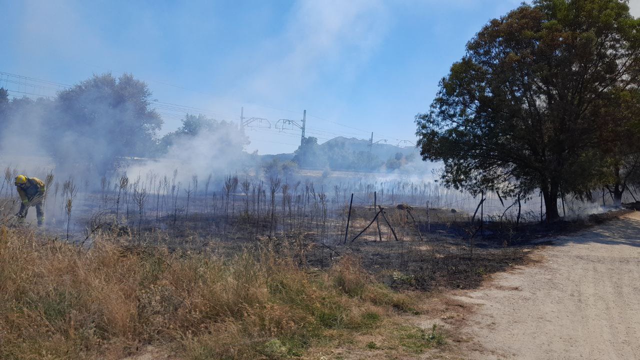 Incendio junto a las vías del tren en El Escorial./112 Comunidad de Madrid