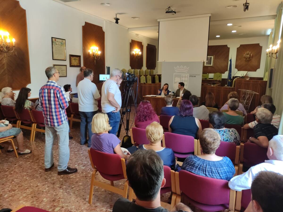 Ana Morell afirma ante notario que las cuentas del Ayuntamiento de Oliva están "saneadas"