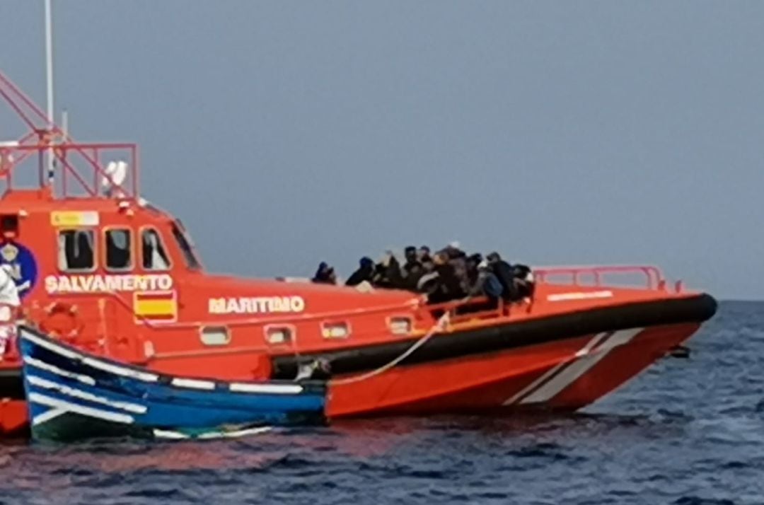 Imagen de archivo del rescate de migrantes cerca de Lanzarote.