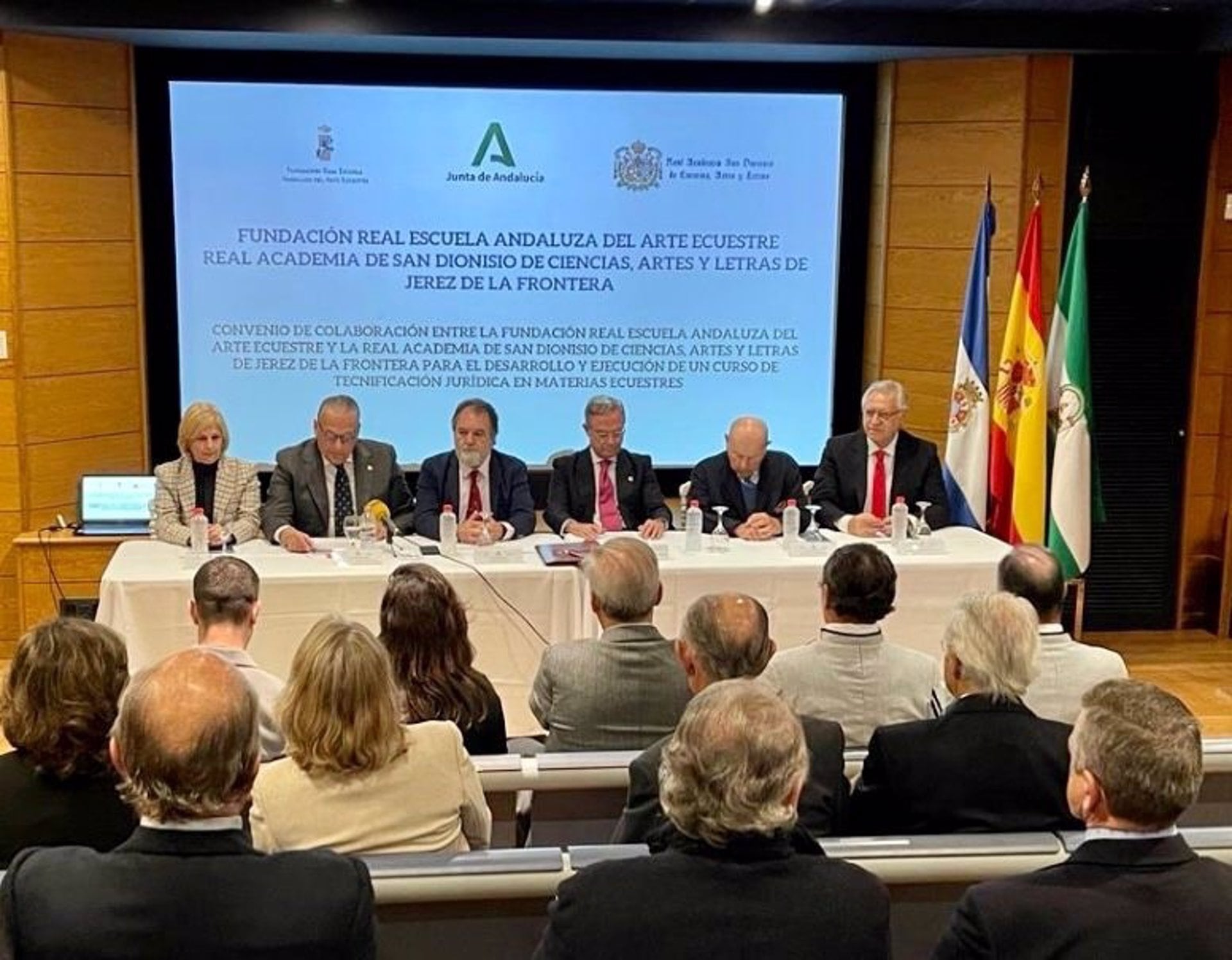 Firma del acuerdo en la Real Escuela Andaluza del Arte Ecuestre