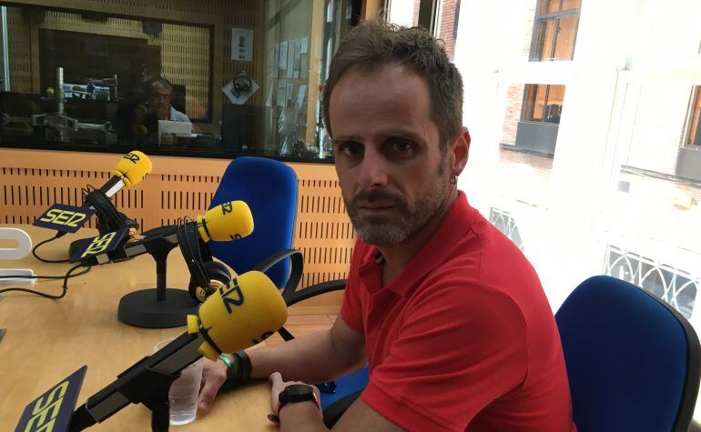 Ángel Hernández, presidente de Aidmur, en los estudios de Radio Murcia