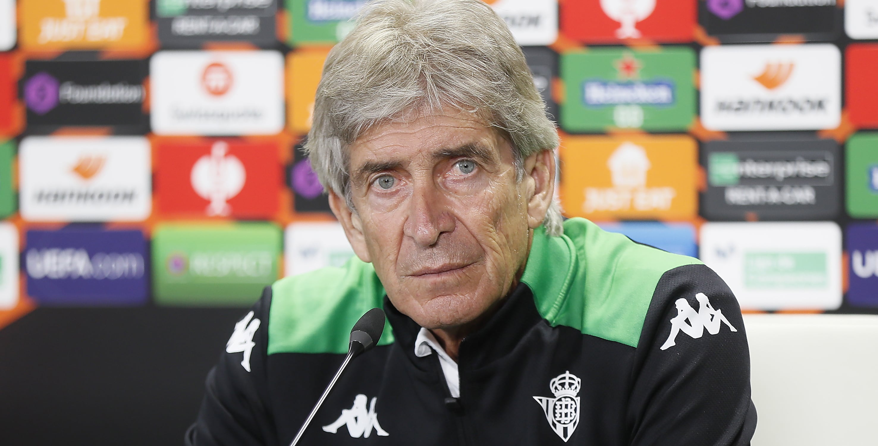 GRAFAND6359. SEVILLA, 23/02/2022.- El entrenador del Real Betis, el chileno Manuel Pellegrini, durante la rueda de prensa celebrada tras el entrenamiento de este miércoles, previo al partido de vuelta de los dieciseisavos de Liga Europa que disputarán mañana contra el Zenit de San Petersburgo en el estadio Benito Villamarín. EFE/Jose Manuel Vidal
