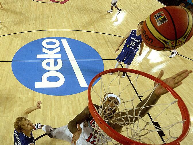 DeMarcus Cousins palmea un balón frente a varios jugadores fineses en el Mundial