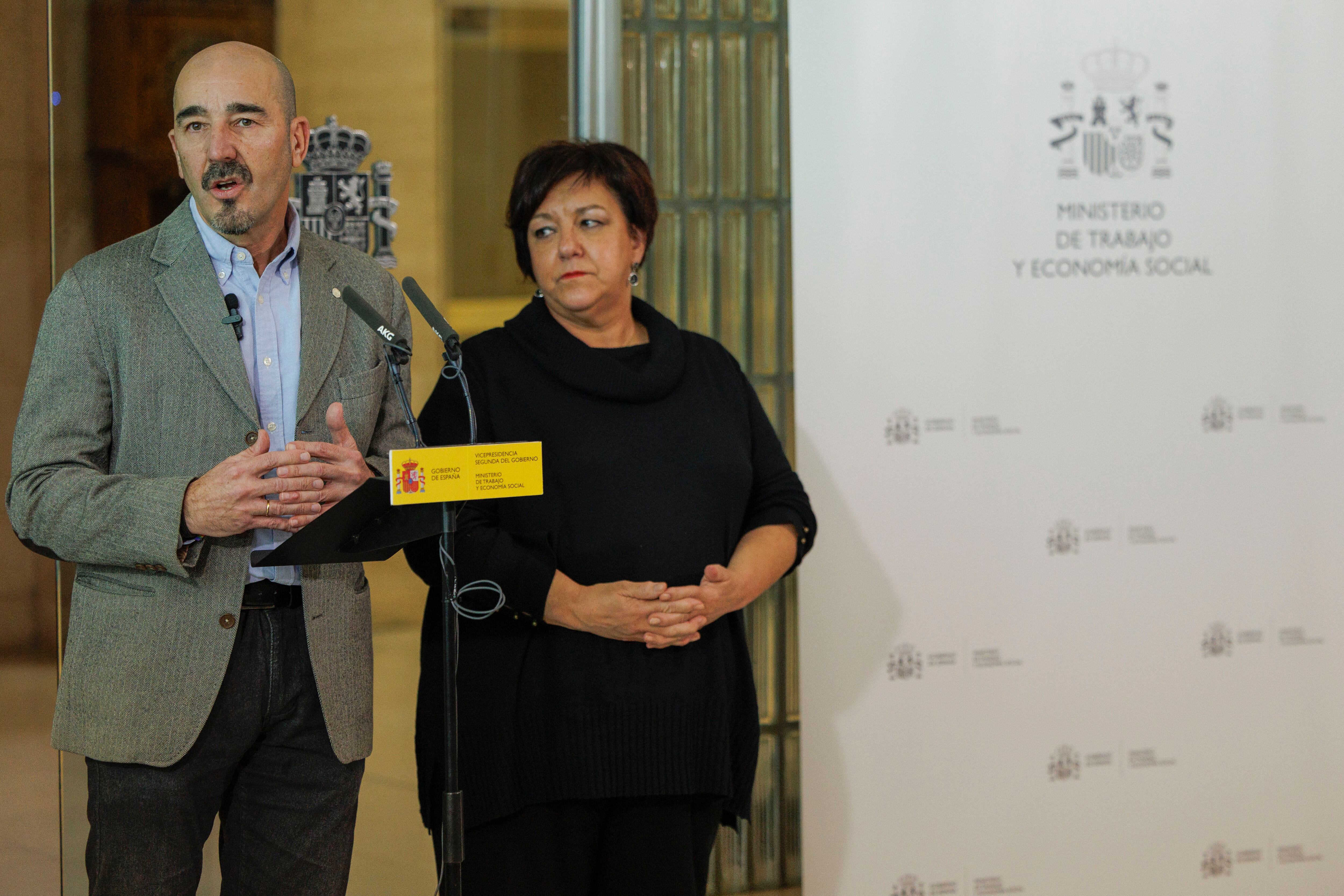 Mari Cruz Vicente (d), representante de CCOO, y Fernando Luján (i), representante de UGT, durante rueda de prensa tras la Reunión de Gobierno, Sindicatos y patronal para la subida del sueldo mínimo interprofesional.