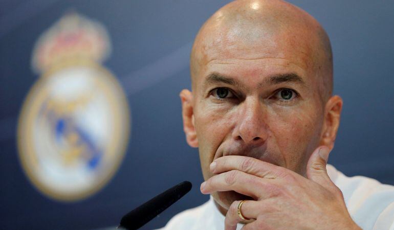 Zidane, pensativo durante la rueda de prensa