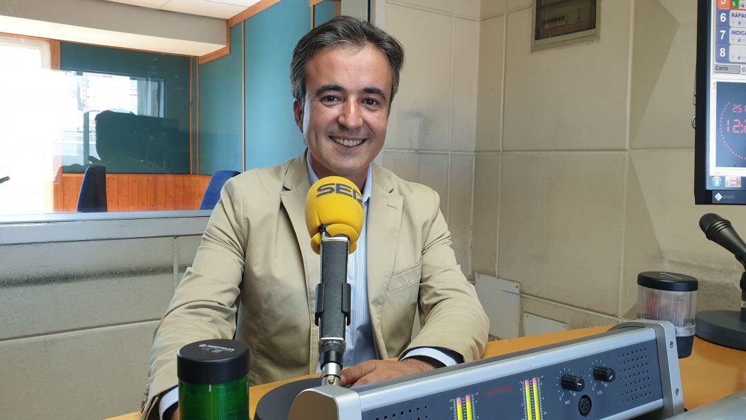 Diego Movellán, en un estudio de Radio Santander.