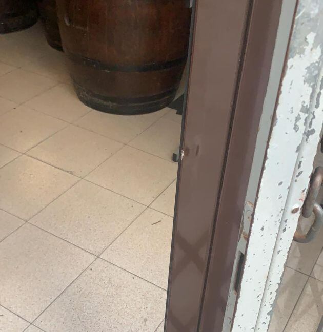 Puerta de la cafetería forzada.