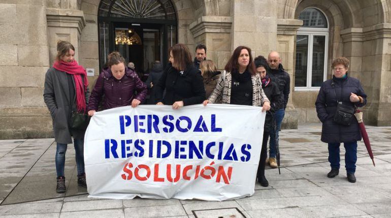 Los trabajadores de las Residencias protestando ante la Diputación de Lugo