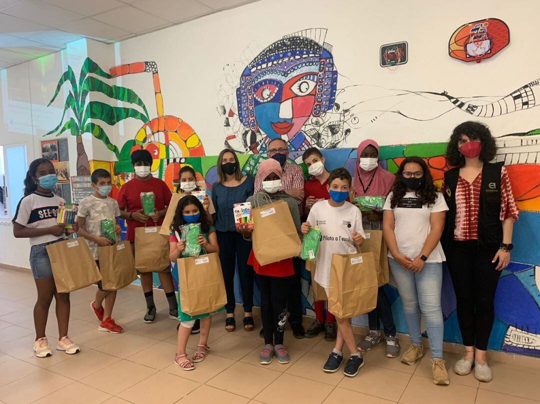 María José Martínez con alumnado del programa y personal del Rincón de las Culturas de Elche Acoge