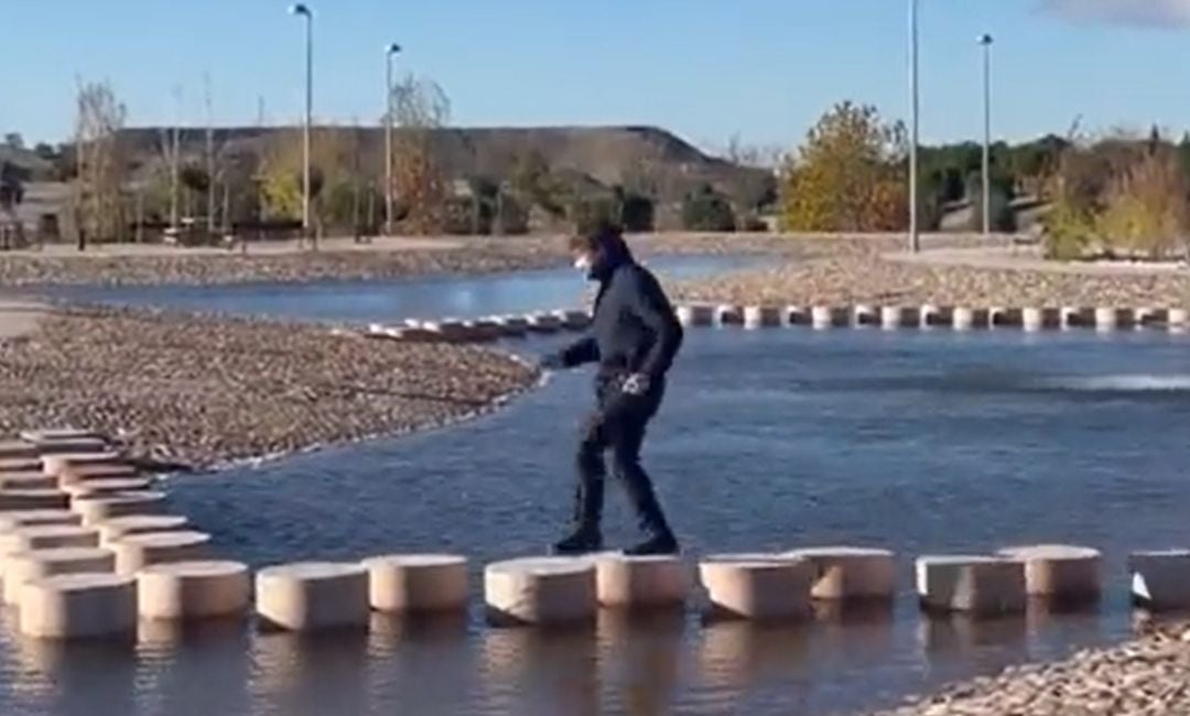 El alcalde de Madrid sortea el agua en un vídeo filmado durante la inauguración del Parque de La Gavia