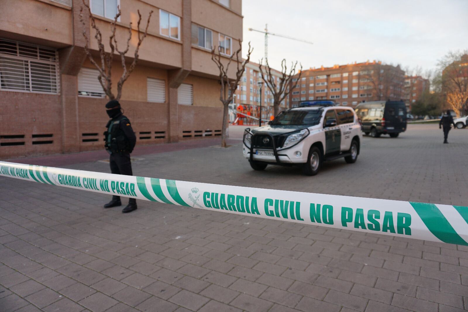Imagen de una patrulla de la Guardia Civil vigilando uno de los registros en la plaza Miguel Ángel Blanco de Albacete capital