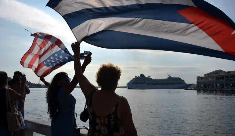 Un grupo de personas da la bienvenida al buque &#039;Adonia&#039;, de la compañía Fathom, filial de la empresa Carnival, en La Habana (Cuba), abriendo la primera línea de viajes de cruceros entre Estados Unidos y Cuba en más de medio siglo