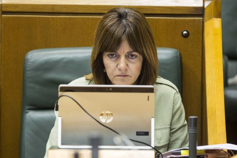 La secretaria general del PSE-EE, Idoia Mendía, durante el pleno que hoyu celebra el Parlamento Vasco, donde ha opinado sobre la noticia de que ETA anunciará su disolución en el primer fin de semana de mayo. 