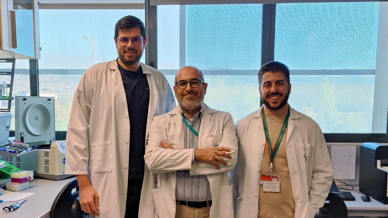 Jorge Cerón, Pedro J. Real y Gonzalo Martínez, investigadores del Departamento de Bioquímica y Biología Molecular I de la UGR y GENyO que han encontrado la cura para el Síndrome Bernard-Soulier