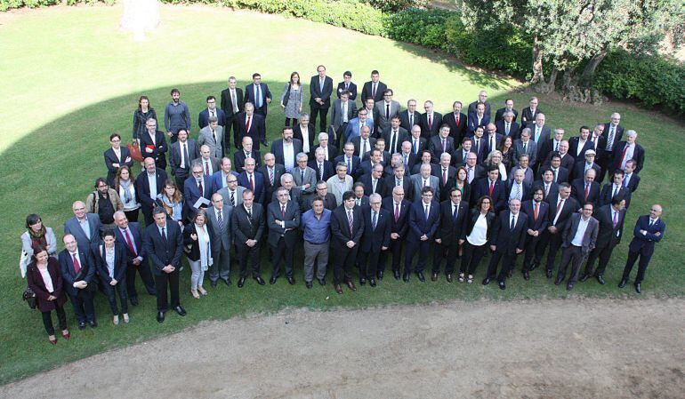 Foto de família dels 120 assistents a la reunió de la Taula Estratègica del corredor mediterrani, encapçalats pel president Puigdemont, el 25 de maig del 2016 